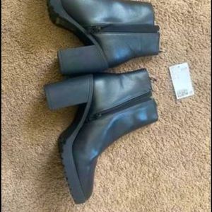 H&M New boots
Size 6 
Black color 
Faux fur